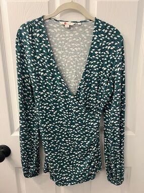 Boden Gray and White Patterned Top with Green Trim